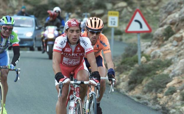 Imagen principal - Martín Perdiguero, durante la 2ª etapa de la XL Vuelta Ciclista a La Rioja. | Trofeo de uno de los ciclistas participantes en la IV Clásica La Rioja, recibido al finalizar la prueba. (Foto: E.D.R.). | A la derecha, los hermanos Pascual participaron en la Subida a Yerga para ciclistas y cicloturistas desde Alfaro .