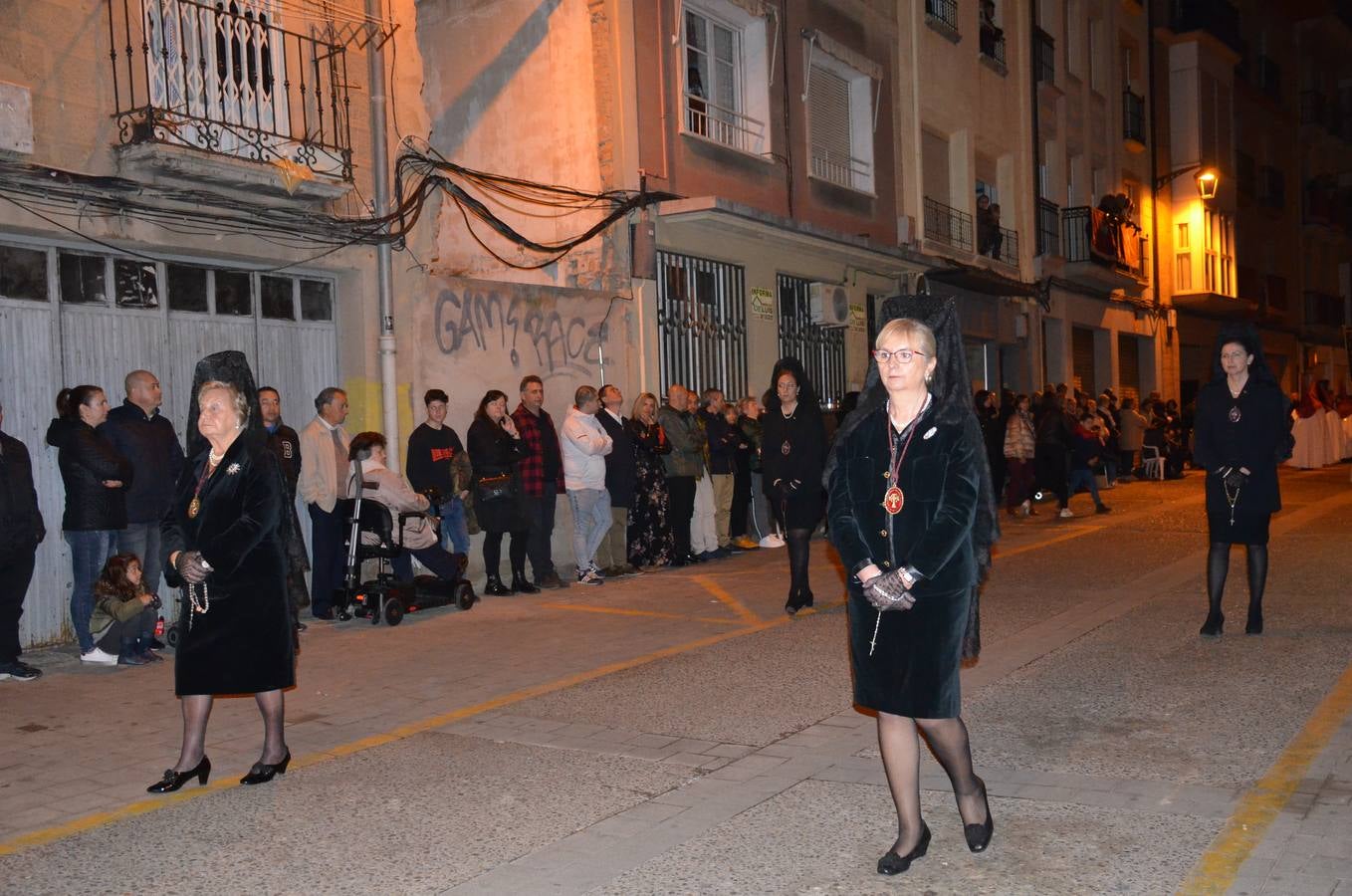 16 pasos de la cofradía de la Vera Cruz participiaron en la procesión.