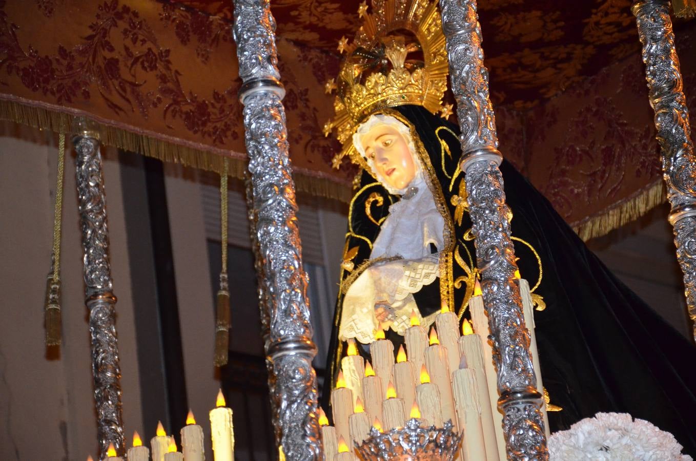 16 pasos de la cofradía de la Vera Cruz participiaron en la procesión.
