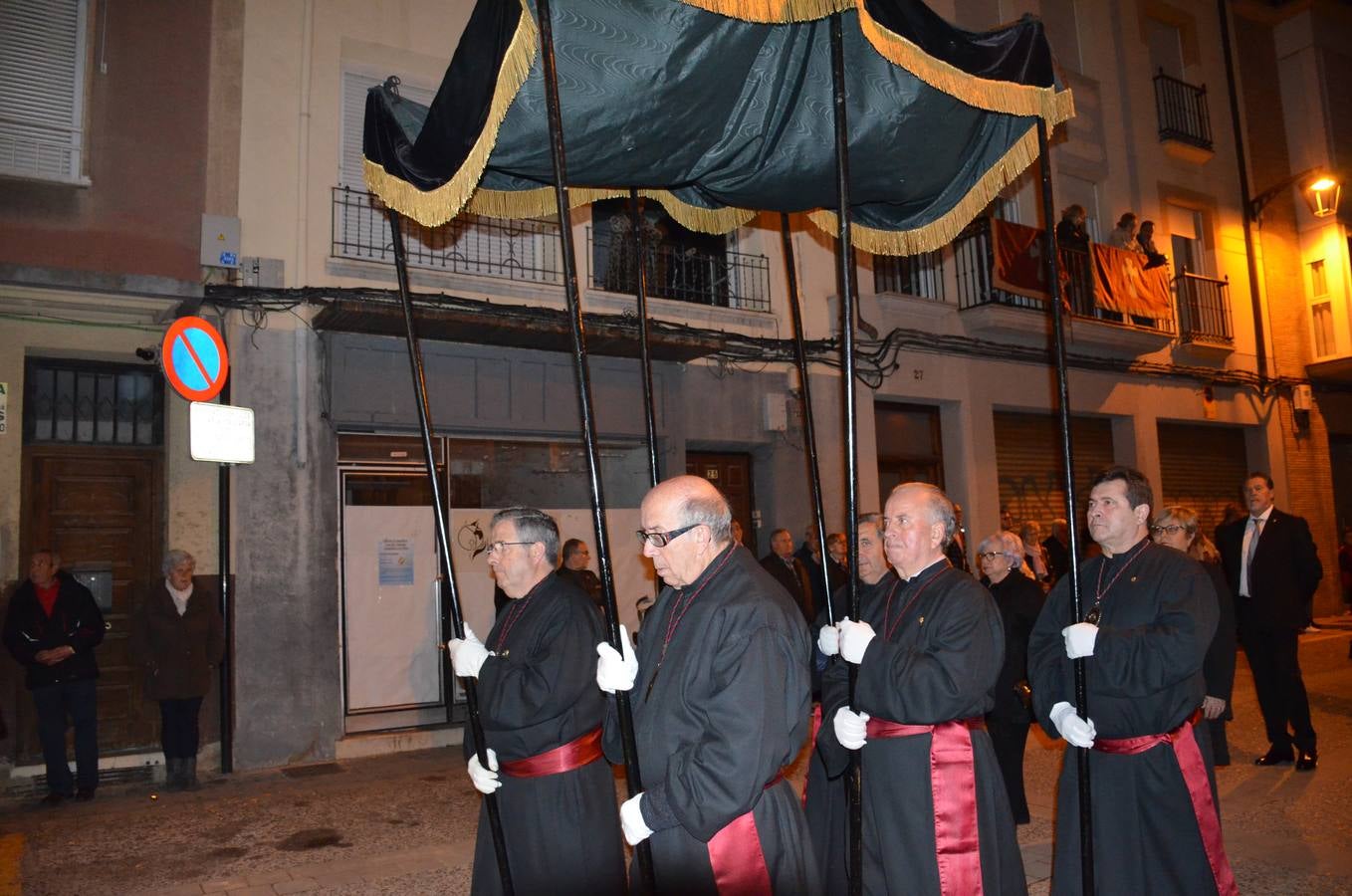 16 pasos de la cofradía de la Vera Cruz participiaron en la procesión.
