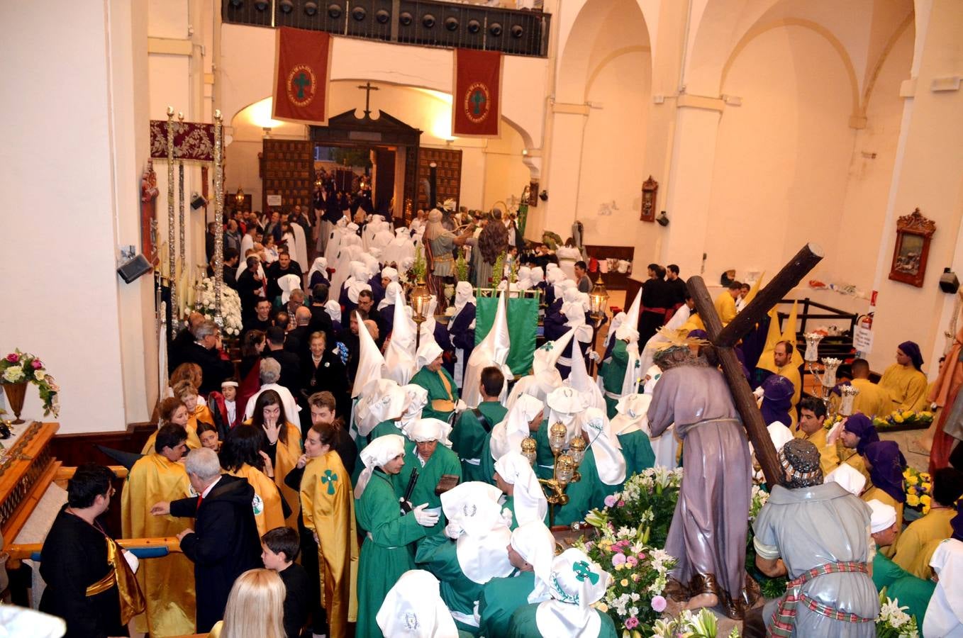 16 pasos de la cofradía de la Vera Cruz participiaron en la procesión.