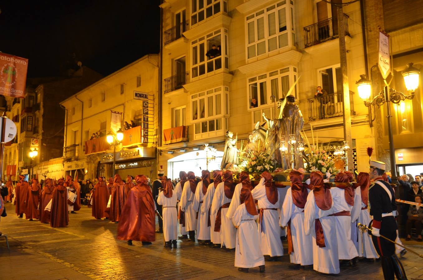 16 pasos de la cofradía de la Vera Cruz participiaron en la procesión.