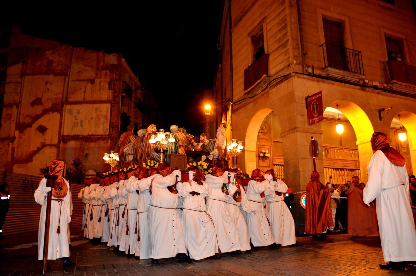 16 pasos de la cofradía de la Vera Cruz participiaron en la procesión.