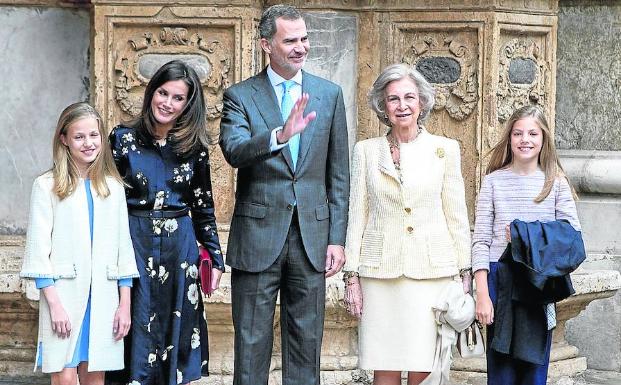 Los Reyes, con sus hijas y doña Sofía, a su llegada a la catedral de Palma de Mallorca. 