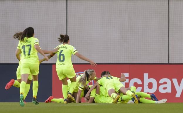 Las jugadoras del Barcelona celebran el tanto de Kheira Hamraoui .