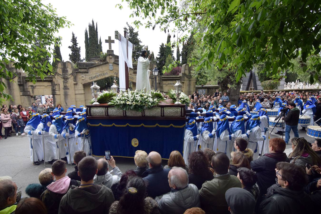 Fotos: Saetas y mucha emoción en la procesión del Santo Cristo Resucitado de Logroño