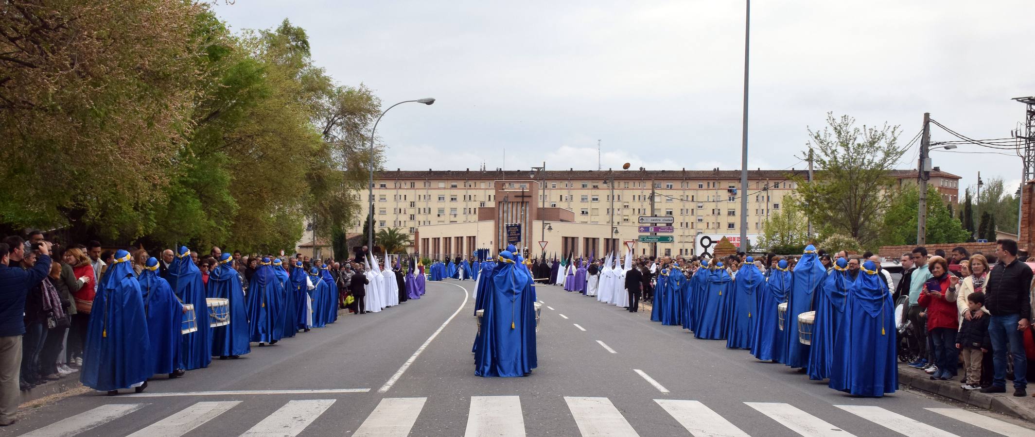 Fotos: Saetas y mucha emoción en la procesión del Santo Cristo Resucitado de Logroño