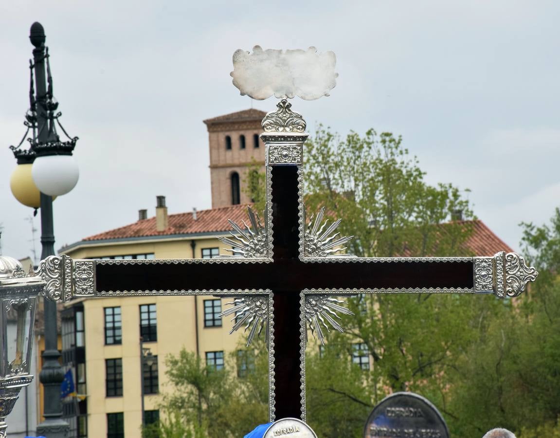 Fotos: Saetas y mucha emoción en la procesión del Santo Cristo Resucitado de Logroño