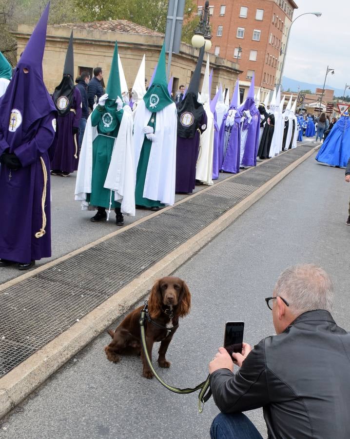 Fotos: Saetas y mucha emoción en la procesión del Santo Cristo Resucitado de Logroño