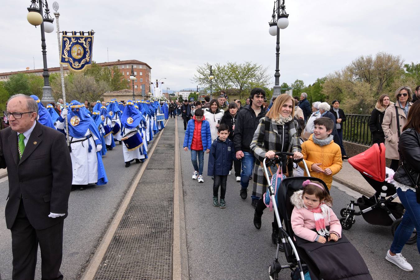 Fotos: Saetas y mucha emoción en la procesión del Santo Cristo Resucitado de Logroño