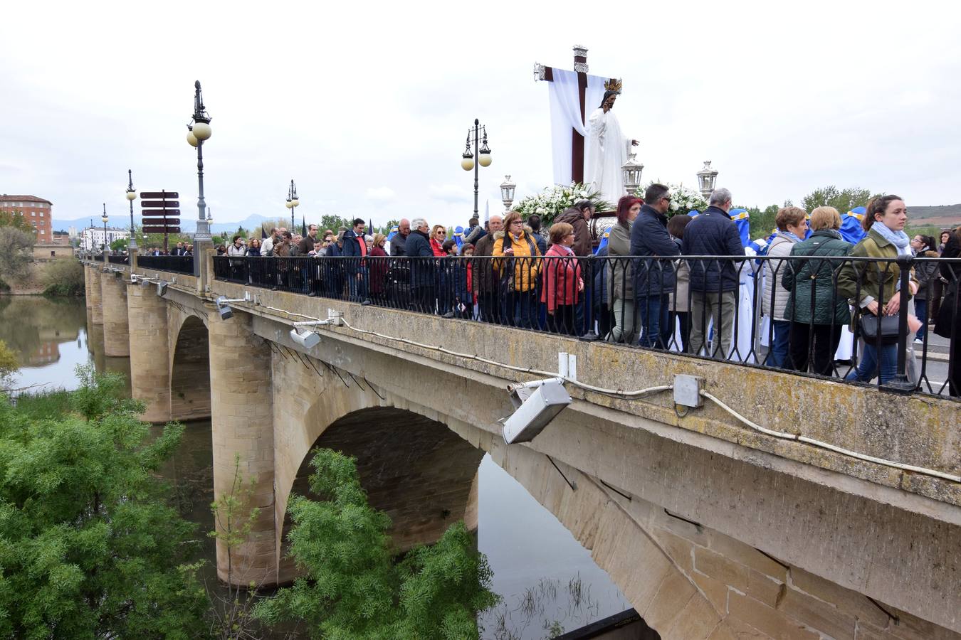 Fotos: Saetas y mucha emoción en la procesión del Santo Cristo Resucitado de Logroño