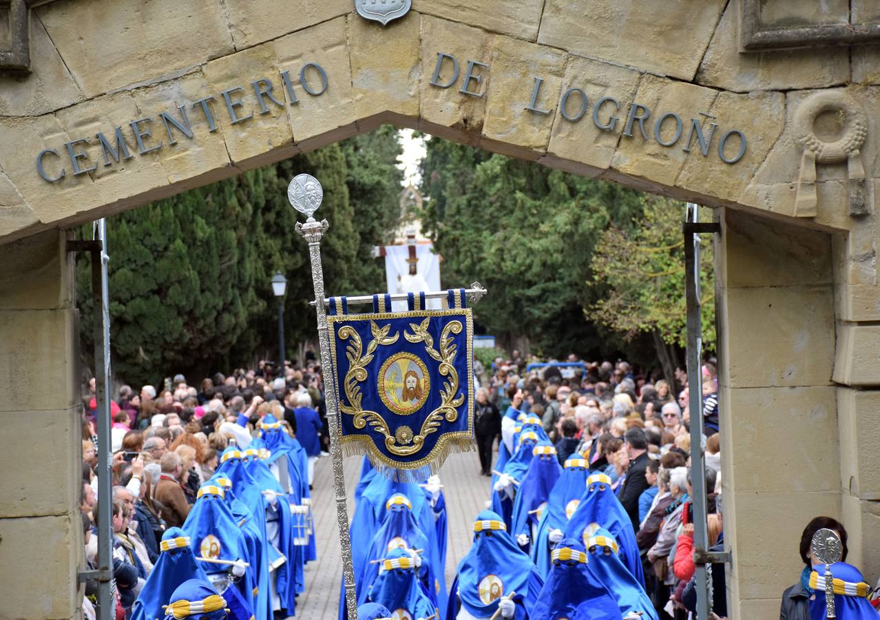 Fotos: Saetas y mucha emoción en la procesión del Santo Cristo Resucitado de Logroño