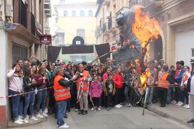 Cientos de personas, con buena parte visitantes de diversas provincias del norte, llenaron las calles para asistir a la tradicional Quema de los Judas de Alfaro. :: 