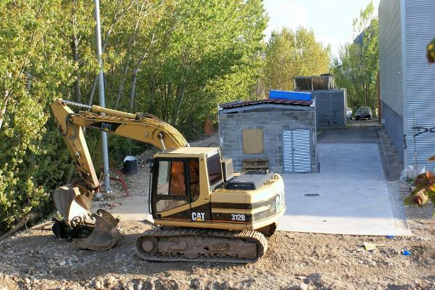 Estado actual de la ejecución del proyecto, con la caseta que acoge las bombas casi terminada. 