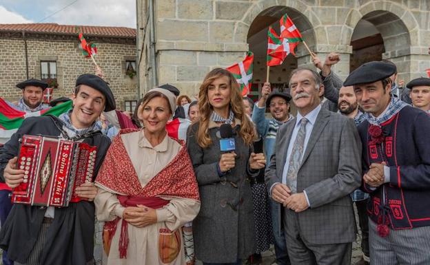 Lander Otaola, Maribel Salas, Susana Soleto, Ramón Barea y Mikel Losada, vecinos de Telleria en 'La pequeña Suiza'.