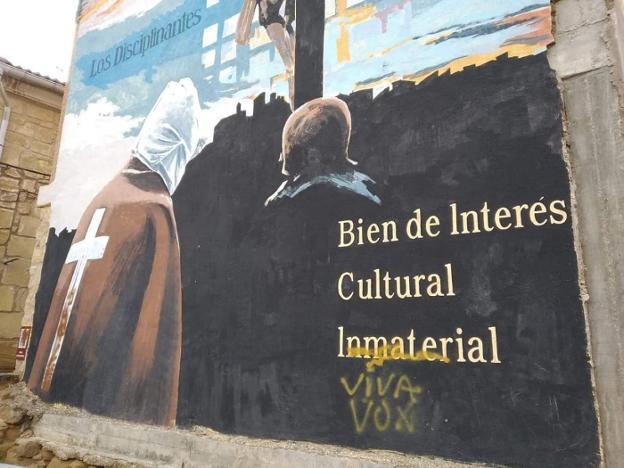 Mural de los disciplinantes ubicado en la calle Zumalacárregui, con una pintada política. 