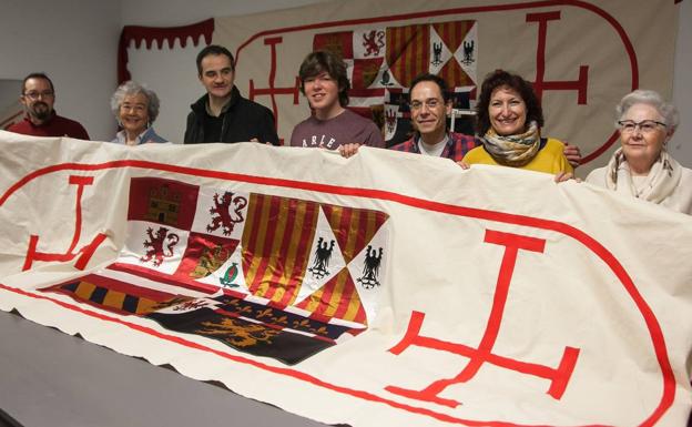 Uno de los seis estandartes que se colocarán en Sagasta, ayer en el taller de costura.