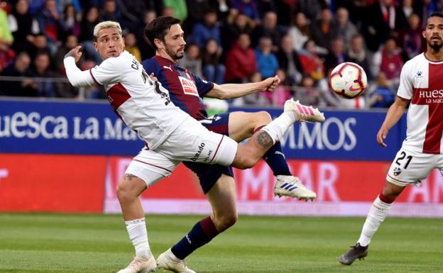 Ezequiel Ávila (i) lucha el balón con el portugués Paulo Oliveira (d).