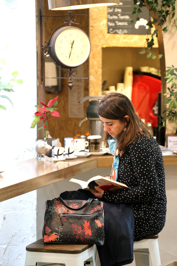 Las librerías de la ciudad lucen ya sus puestos a pie de calle, con descuentos varios y el clásico botellín de libro que acompañá cada compra