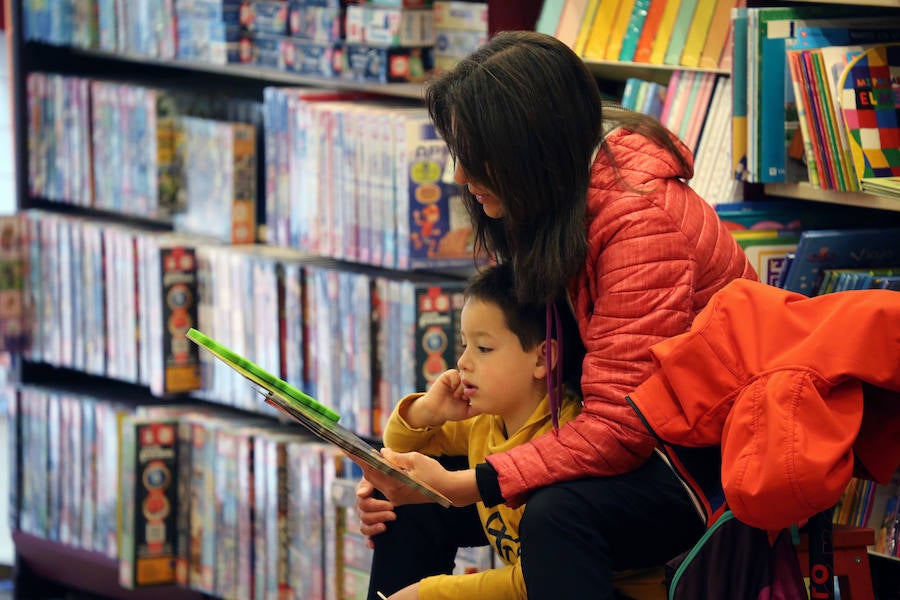 Las librerías de la ciudad lucen ya sus puestos a pie de calle, con descuentos varios y el clásico botellín de libro que acompañá cada compra