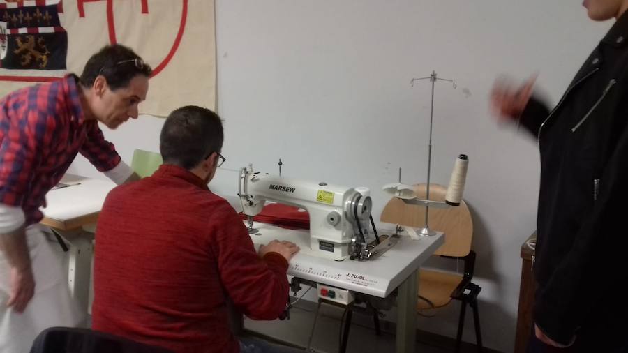 Un voluntario, este martes, en el taller de costura situado en la tercera plaza del Mercado de San Blas.