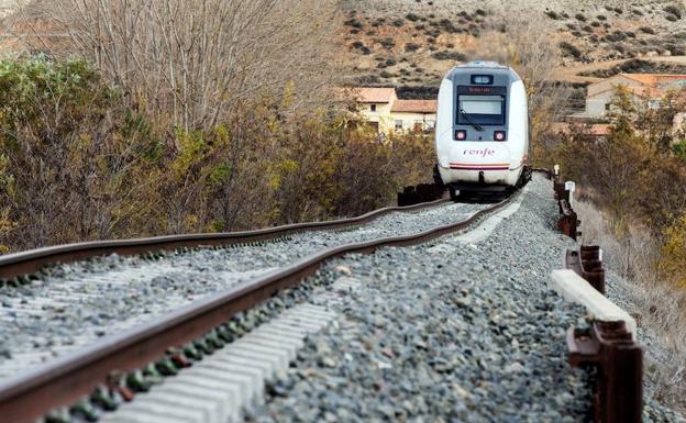 Vista de un tren de pasajeros en la línea de ferrocarril Teruel- Zaragoza.