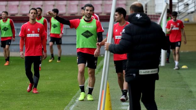 Iñaki Sáenz bromea en un receso del entrenamiento en Las Gaunas, ayer por la tarde. :: jonathan herreros