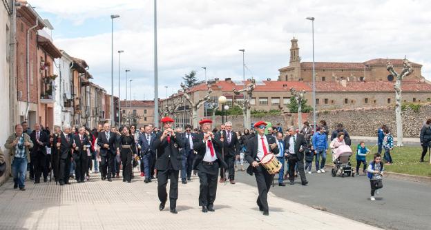  Alegre recorrido. Cofradía, gaiteros y acompañantes, en un momento del itinerario realizado ayer para pintar a las doncellas.