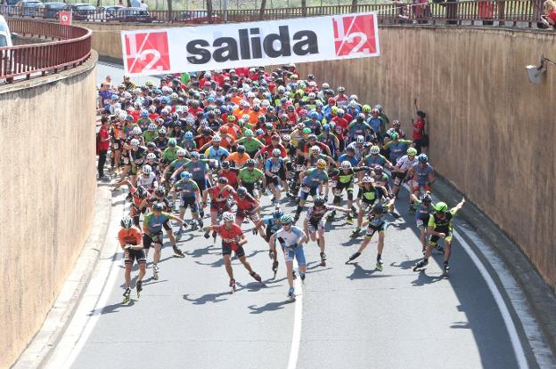 Imágenes de la Media Maratón de La Rioja sobre patines de la pasada edición. :: Juan Marín