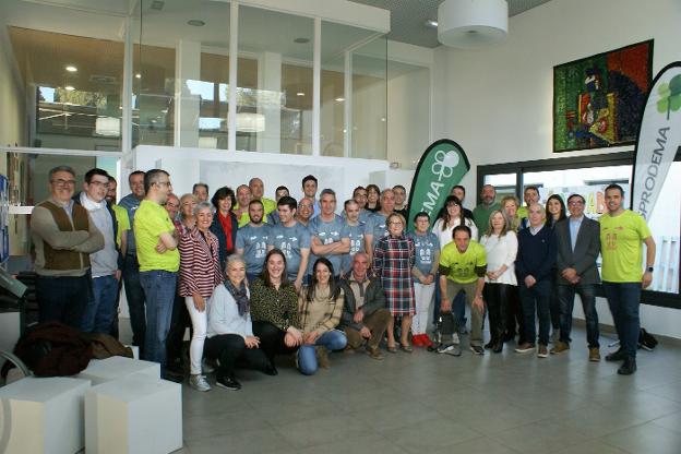 Peregrinos de Asprodema y patrocinadores, antes del acto. 