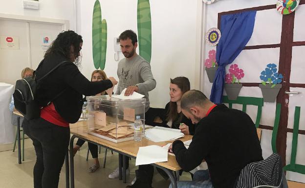 Virginia Martín Oliva deposita su voto en el colegio electoral de Pinto. 