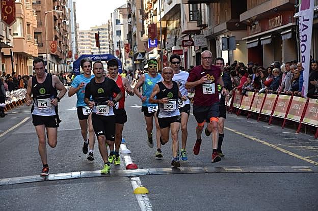 Grupo de corredores con un atleta liebre que marcaba el tiempo de 40 minutos. 