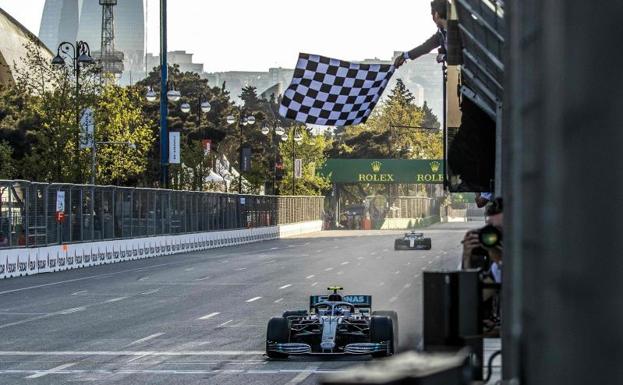 Bottas cruza la línea de meta del GP de Baku.