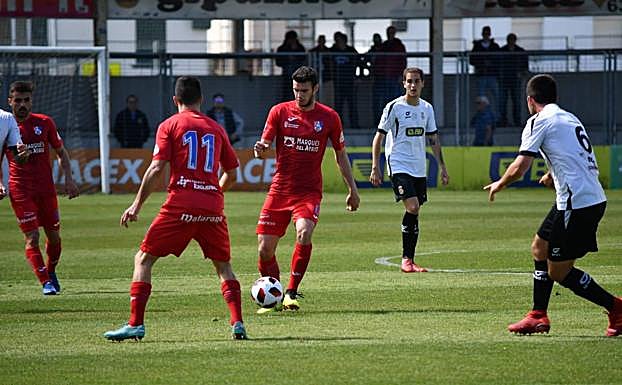 El Calahorra, en uno de los lances del partido en Irún. 
