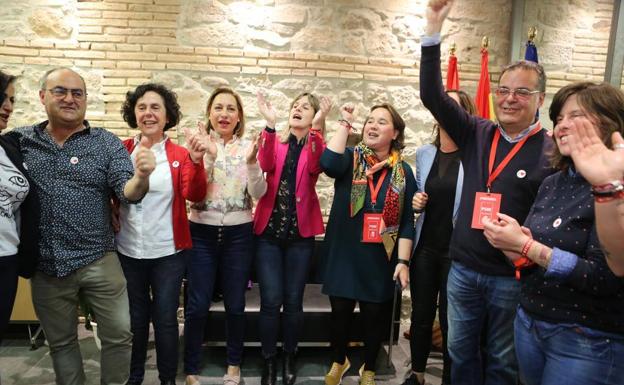 Imagen principal - El PSOE riojano celebra la victoria.