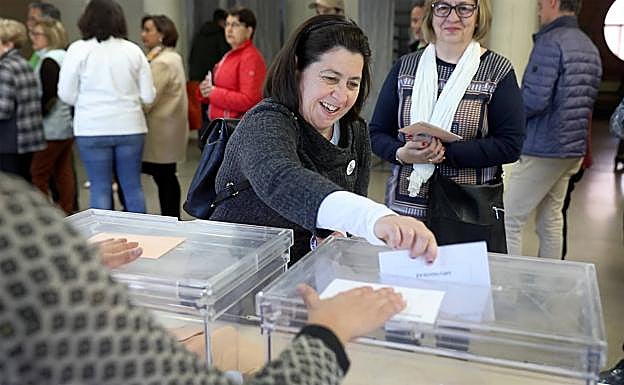 El primer voto de Ana, de 52 años: «Estoy más que ilusionada, emocionada»