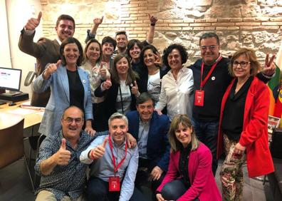 Imagen secundaria 1 - El PSOE riojano celebra la victoria.