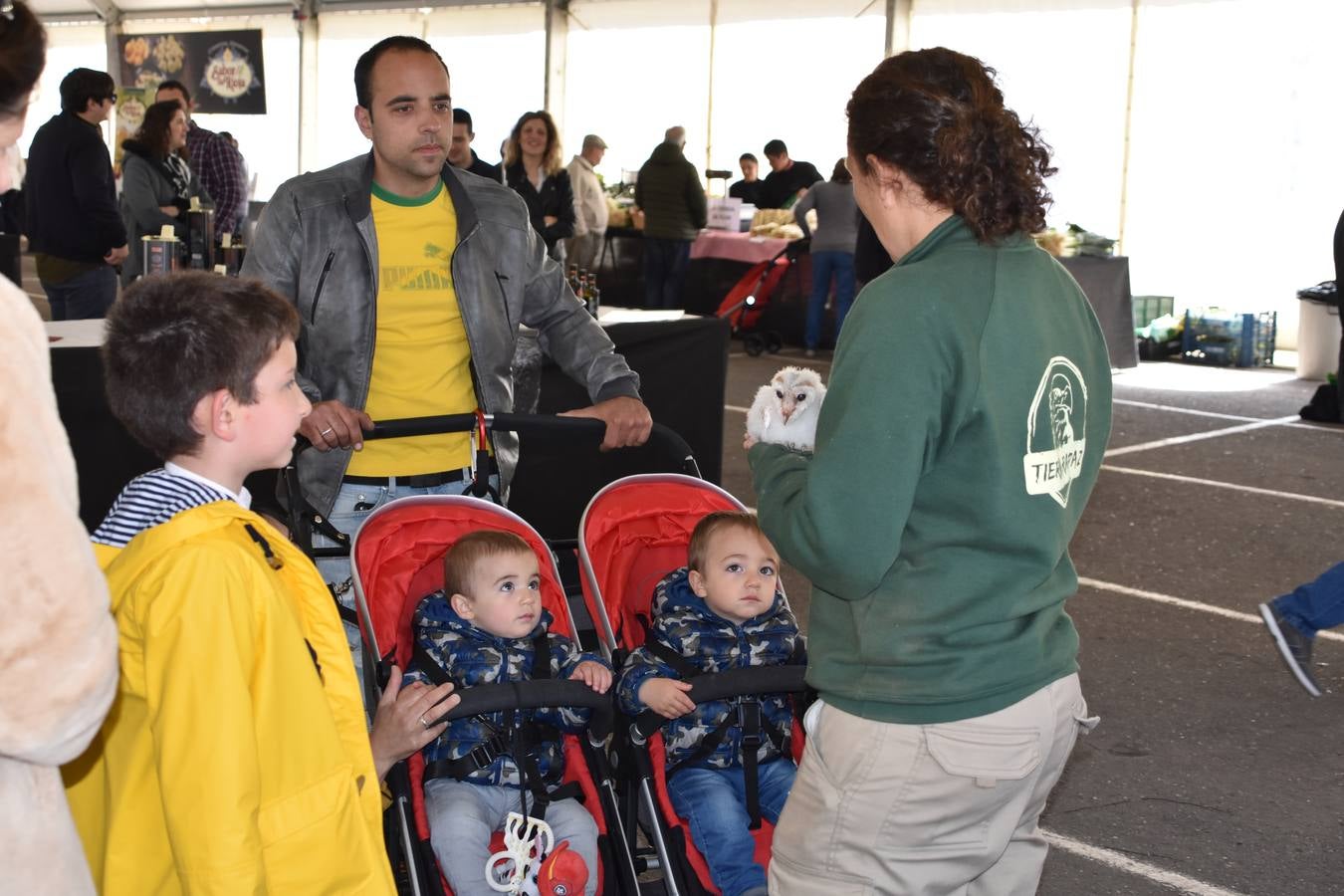 Veintidós expositores participan en el mercado, además de diferentes actividades en el aparcamiento del Silo 