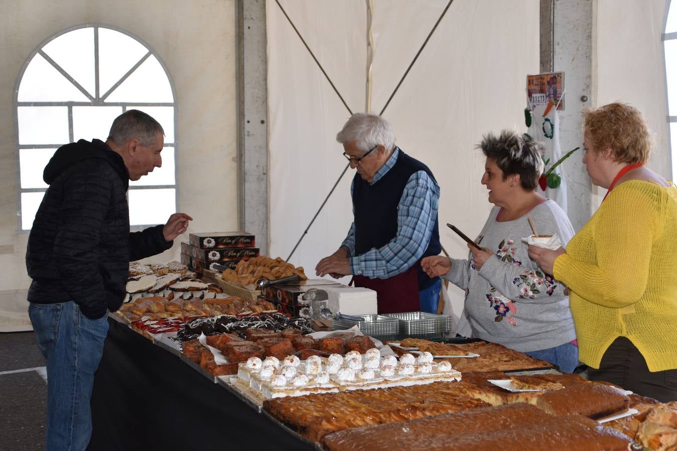 Veintidós expositores participan en el mercado, además de diferentes actividades en el aparcamiento del Silo 