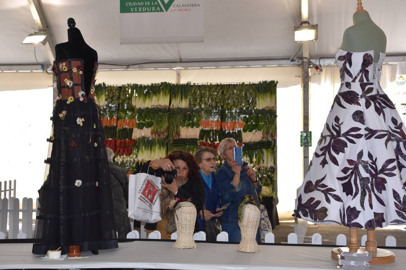 Veintidós expositores participan en el mercado, además de diferentes actividades en el aparcamiento del Silo 