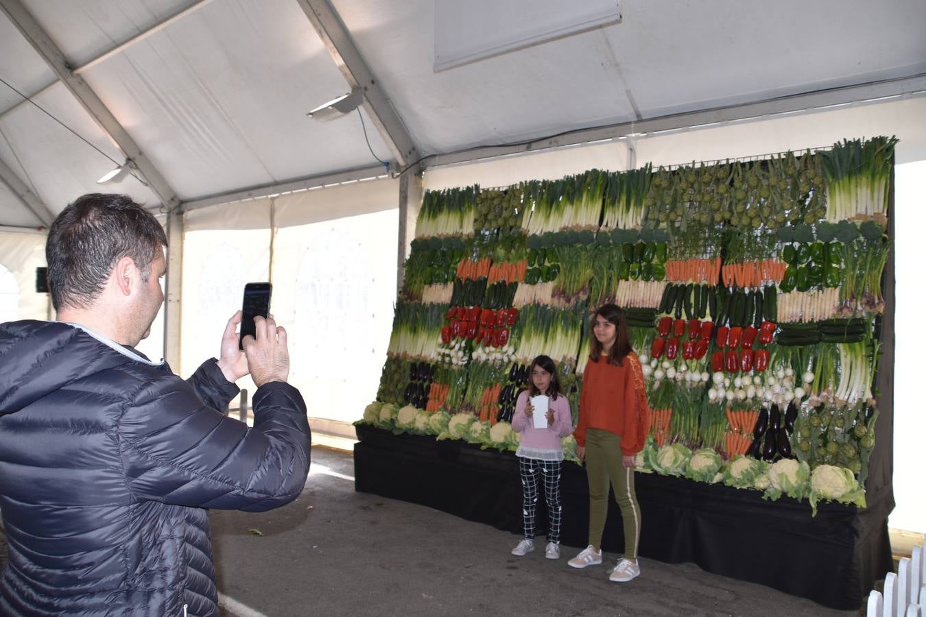 Veintidós expositores participan en el mercado, además de diferentes actividades en el aparcamiento del Silo 