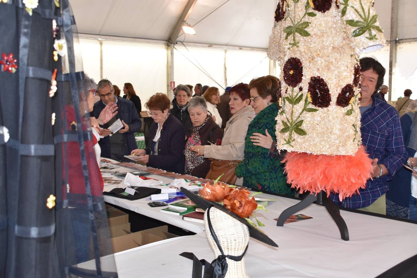 Veintidós expositores participan en el mercado, además de diferentes actividades en el aparcamiento del Silo 