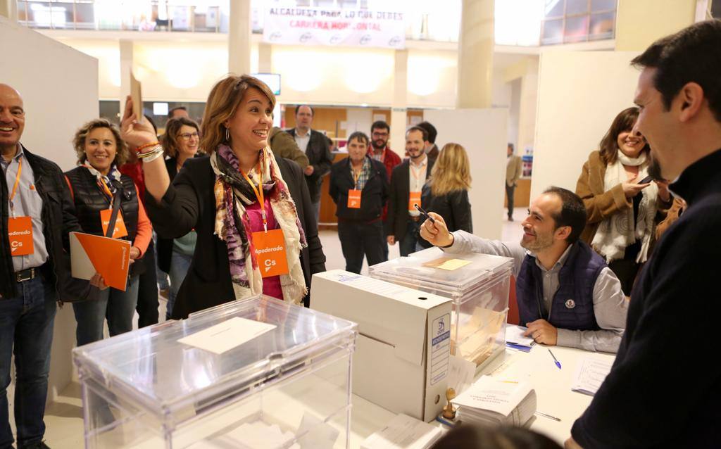 La jornada electoral discurre con normalidad en La Rioja. El ambiente soleado invita a votar a los riojanos. Candidatos y votantes anónimos han coincidido en los diversos colegios electorales