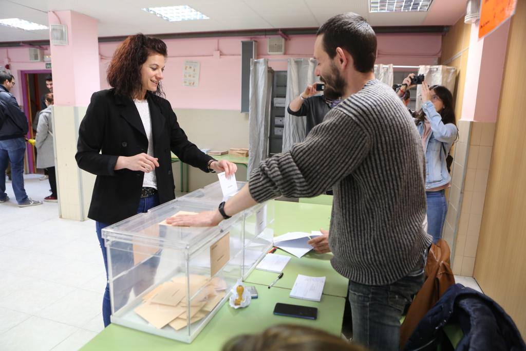 La jornada electoral discurre con normalidad en La Rioja. El ambiente soleado invita a votar a los riojanos. Candidatos y votantes anónimos han coincidido en los diversos colegios electorales