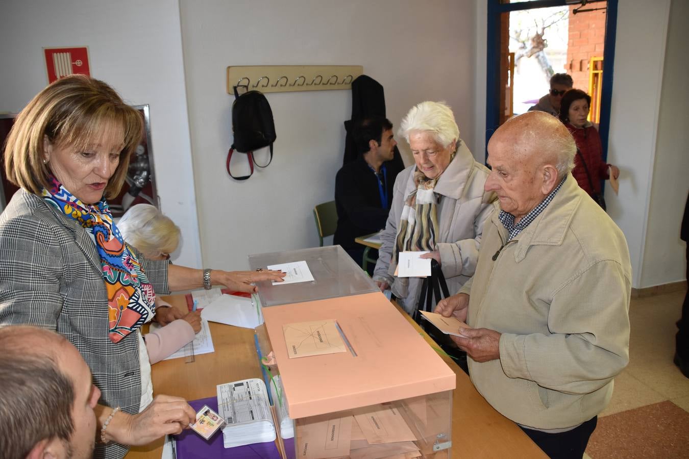 La jornada electoral discurre con normalidad en La Rioja. El ambiente soleado invita a votar a los riojanos. Candidatos y votantes anónimos han coincidido en los diversos colegios electorales