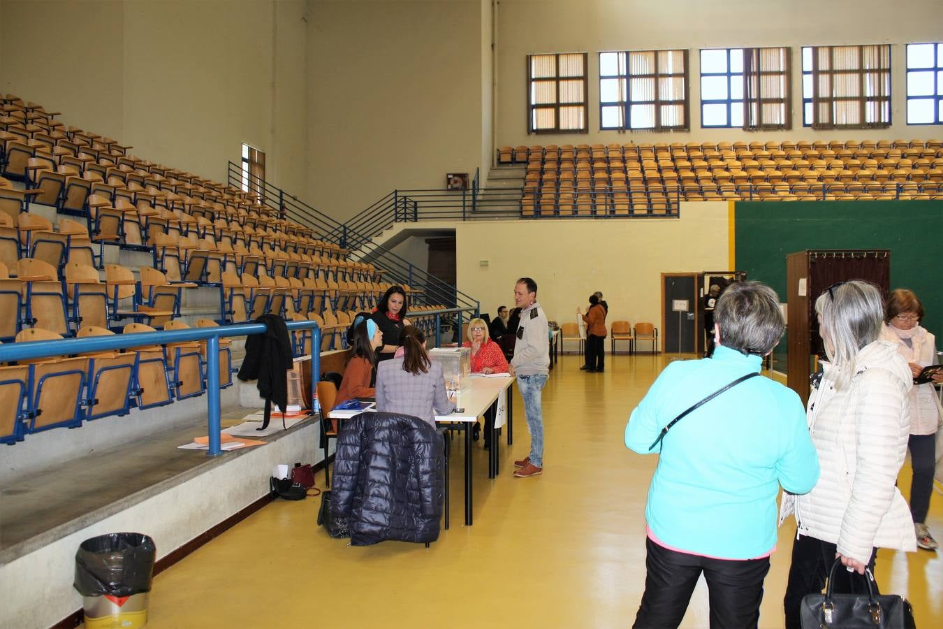 La jornada electoral discurre con normalidad en La Rioja. El ambiente soleado invita a votar a los riojanos. Candidatos y votantes anónimos han coincidido en los diversos colegios electorales