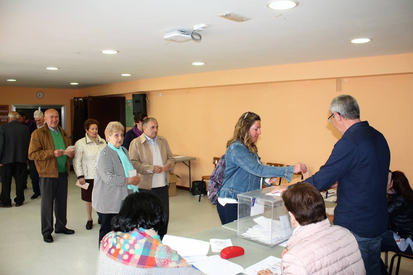 La jornada electoral discurre con normalidad en La Rioja. El ambiente soleado invita a votar a los riojanos. Candidatos y votantes anónimos han coincidido en los diversos colegios electorales