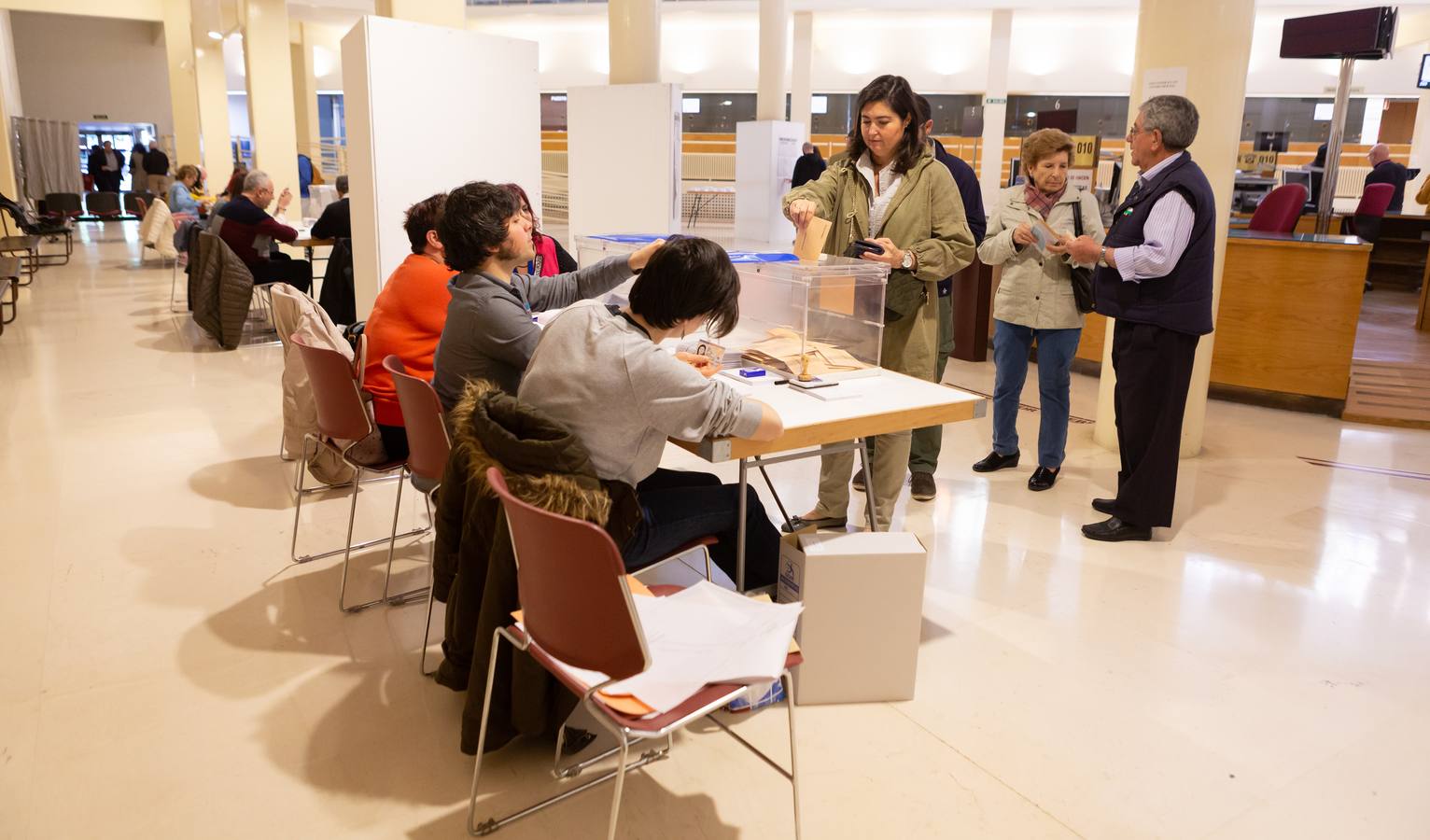 Elecciones generales en La Rioja: fotos de la mesa electoral del Ayuntamiento