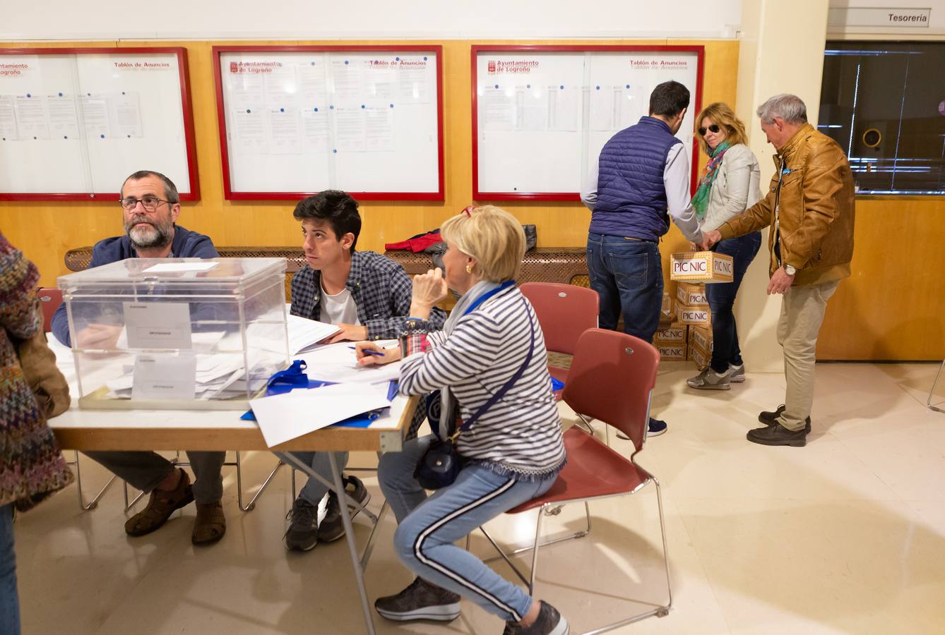 Elecciones generales en La Rioja: fotos de la mesa electoral del Ayuntamiento