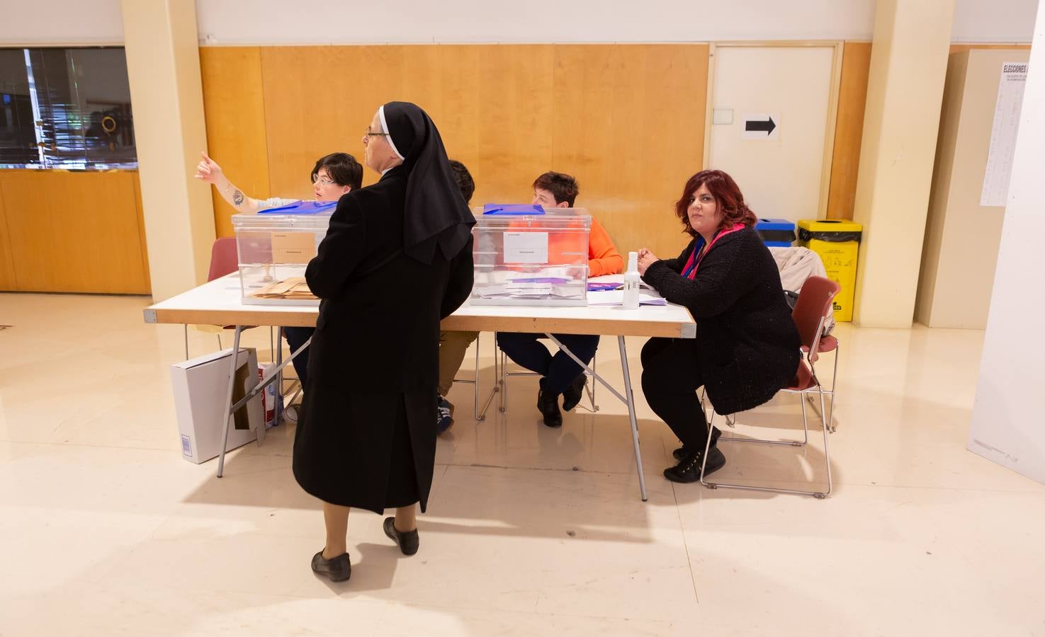 Elecciones generales en La Rioja: fotos de la mesa electoral del Ayuntamiento